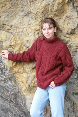 Okyanus kıyısındaki bir sahilde güzel bir Rus modeli.