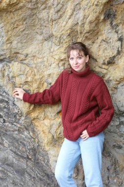 Okyanus kıyısındaki bir sahilde güzel bir Rus modeli.