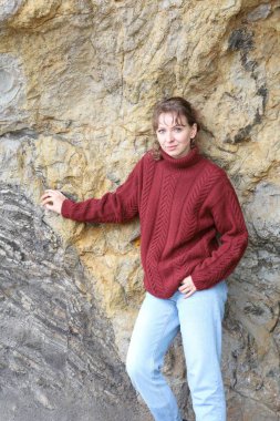 Okyanus kıyısındaki bir sahilde güzel bir Rus modeli.