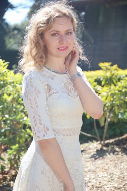 Yel değirmeninin yanındaki lale bahçesindeki güzel bir Rus kadının fotoğrafı.