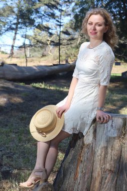 Yel değirmeninin yanındaki lale bahçesindeki güzel bir Rus kadının fotoğrafı.