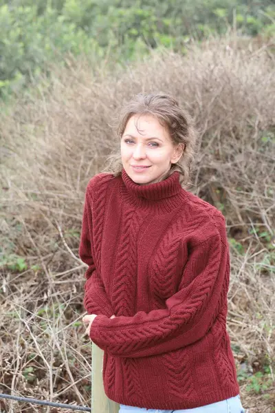 Okyanus kıyısındaki bir sahilde güzel bir Rus modeli.