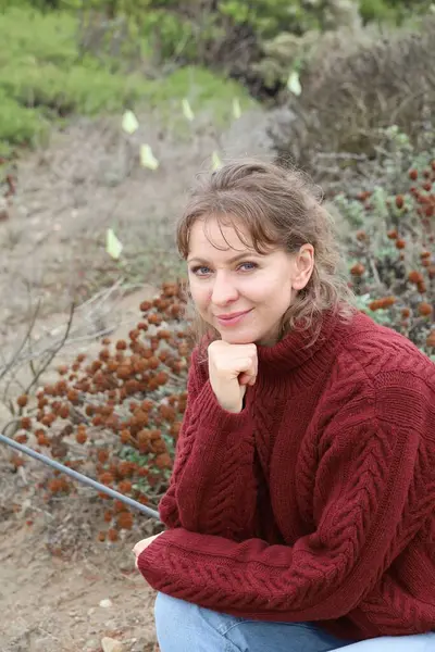 Okyanus kıyısındaki bir sahilde güzel bir Rus modeli.