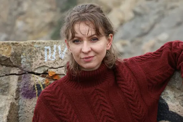 Okyanus kıyısındaki bir sahilde güzel bir Rus modeli.