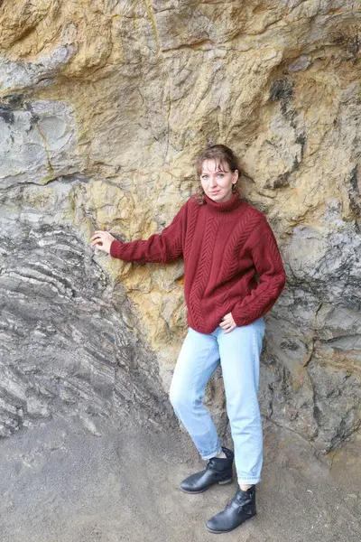 Okyanus kıyısındaki bir sahilde güzel bir Rus modeli.