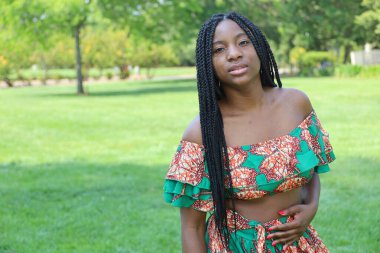 Parktaki güzel siyah kadın.