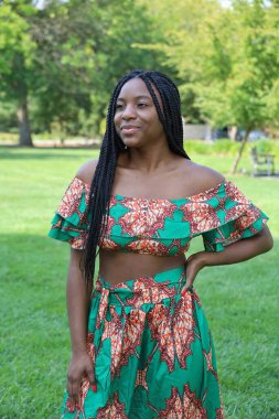 Parktaki güzel siyah kadın.