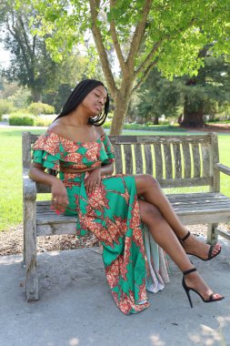 Parktaki güzel siyah kadın.