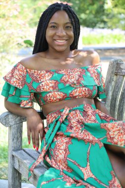 Parktaki güzel siyah kadın.