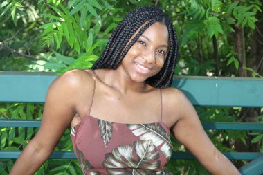 Parktaki güzel siyah kadın.