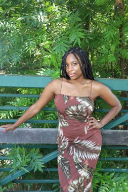 Parktaki güzel siyah kadın.