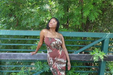 Parktaki güzel siyah kadın.