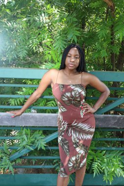 Parktaki güzel siyah kadın.