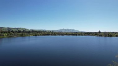 Taş ocağı göllerindeki doğa videosu, Fremont, California, ABD