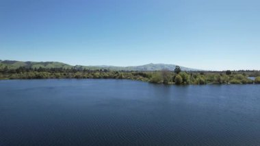 Taş ocağı göllerindeki doğa videosu, Fremont, California, ABD