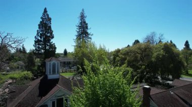 3-2-2023: San Anselmo, Kaliforniya, ABD: Redlands Üniversitesi, Marin kampüsünün hava videosu