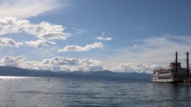 Tahoe Gölü 'nün havadan çekilmiş videosu, Kaliforniya, ABD