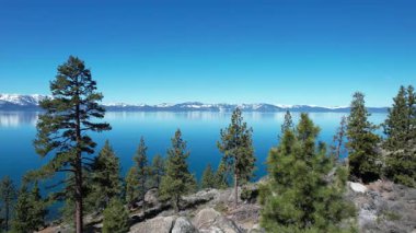 Tahoe Gölü 'nün havadan çekilmiş videosu, Kaliforniya, ABD