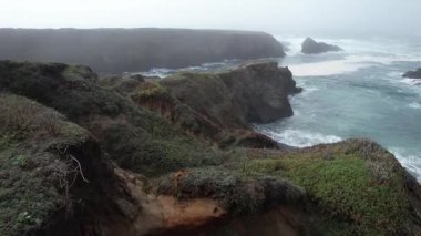 Mendocino, California, ABD 'deki plajların, uçurumların ve okyanusların üzerinden uçuyor.