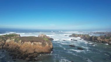 Mendocino, California, ABD 'deki plajların, uçurumların ve okyanusların üzerinden uçuyor.