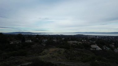 San Francisco körfezi üzerinde uçarken