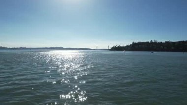 Tiburon California 'daki San Francisco körfezi üzerinde uçuyor.