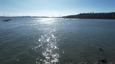 Tiburon California 'daki San Francisco körfezi üzerinde uçuyor.