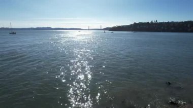 Tiburon California 'daki San Francisco körfezi üzerinde uçuyor.