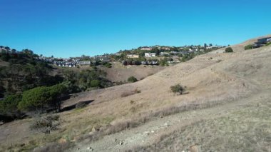 11-25-2024: Tiburon, Kaliforniya, ABD: Tiburon adasının üzerinde uçmak