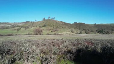 Orta Kaliforniya 'da, Pinnacle Ulusal Anıtı' nın dışındaki dağların ve göletlerin hava görüntüleri.