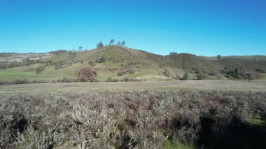 Orta Kaliforniya 'da, Pinnacle Ulusal Anıtı' nın dışındaki dağların ve göletlerin hava görüntüleri.