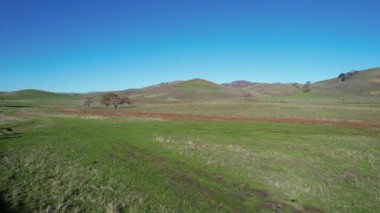 Orta Kaliforniya 'da, Pinnacle Ulusal Anıtı' nın dışındaki dağların ve göletlerin hava görüntüleri.