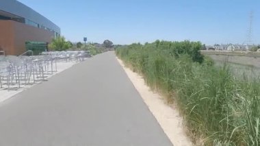 3-8-2023: San Jose, California, ABD: Los Gatos dere yolu bisikleti