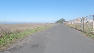 3-5-2023: Mendocino, California, ABD: Sahil boyunca bisiklet sürmek