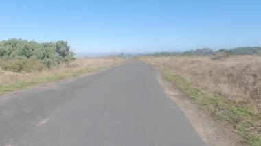 3-5-2023: Mendocino, California, ABD: Sahil boyunca bisiklet sürmek