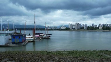 6-2-2025: Vancouver, British Columbia, Kanada: Denizcilik müzesindeki teknelerin hava videosu