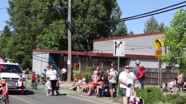 7-1-2025: Courtenay, British Columbia, Kanada: Kanada Günü Geçidi