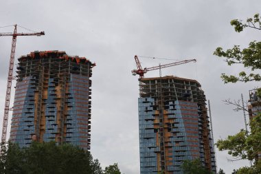 6-27-2025: Vancouver, British Columbia, Kanada: Vancouver, Kanada 'da gümbürtülü kulelerin inşası