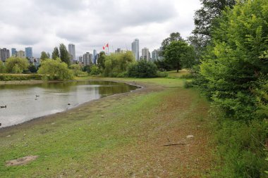 6-27-2025: Vancouver, British Columbia, Kanada: Vancouver Müzesi etrafındaki park ve plaj