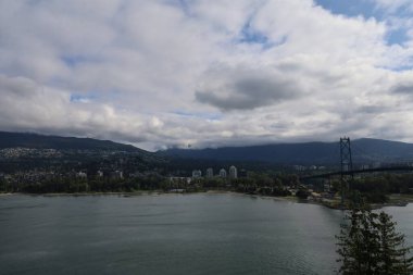 6-28-2025: Vancouver, British Columbia, Kanada: Stanley Park 'tan okyanus, plajlar ve şehir manzarası
