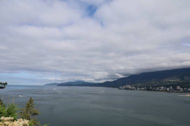 6-28-2025: Vancouver, British Columbia, Kanada: Stanley Park 'tan okyanus, plajlar ve şehir manzarası