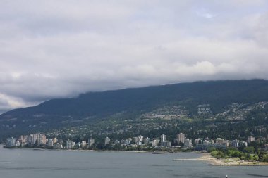 6-28-2025: Vancouver, British Columbia, Kanada: Stanley Park 'tan okyanus, plajlar ve şehir manzarası