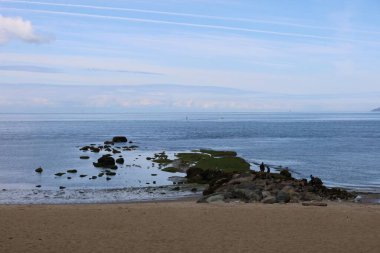 6-28-2025: Vancouver, British Columbia, Kanada: Stanley Park 'tan okyanus, plajlar ve şehir manzarası