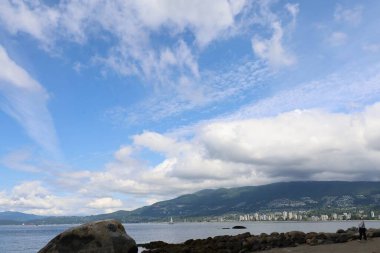 6-28-2025: Vancouver, British Columbia, Kanada: Stanley Park 'tan okyanus, plajlar ve şehir manzarası