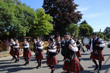 7-1-2025: Courtenay, British Columbia, Kanada: Kanada Günü Geçidi