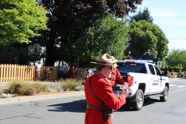 7-1-2025: Courtenay, British Columbia, Kanada: Kanada Günü Geçidi