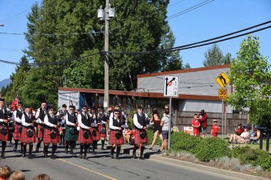 7-1-2025: Courtenay, British Columbia, Kanada: Kanada Günü Geçidi