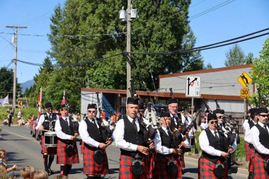 7-1-2025: Courtenay, British Columbia, Kanada: Kanada Günü Geçidi