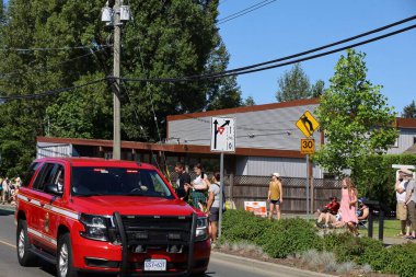 7-1-2025: Courtenay, British Columbia, Kanada: Kanada Günü Geçidi