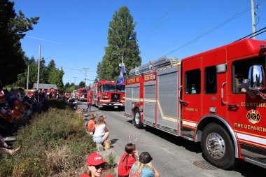 7-1-2025: Courtenay, British Columbia, Kanada: Kanada Günü Geçidi